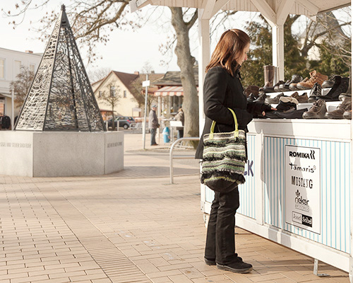 grünschwarz-gestreifter Filz-Shopper mit Lederhenkeln