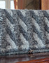 grauer Filz-Clutch mit Zopfmuster